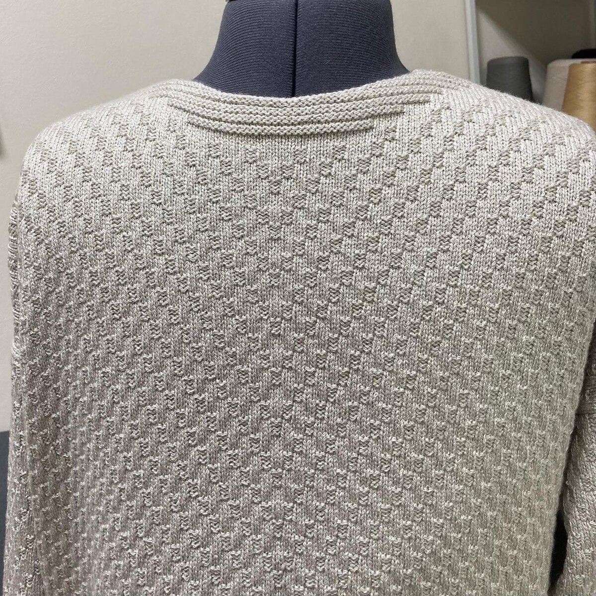 Спинка кардигана из кашемира с шелком, пока последняя работа, связано робот-кареткой