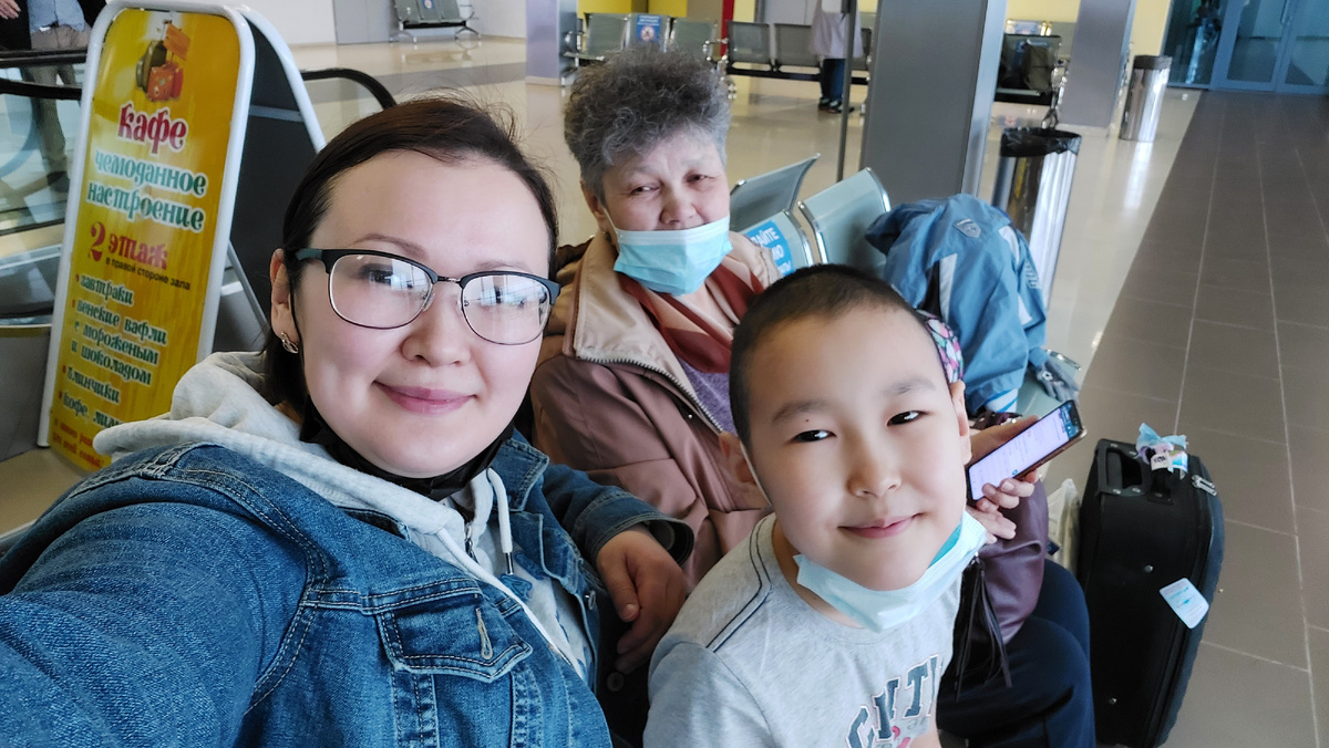 Я мама сына и возле уха сына переноска и там наш Гоша