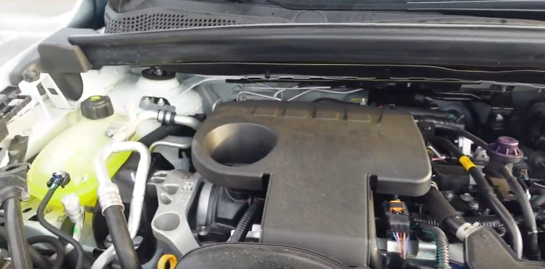 Левая часть подкапотного пространства у Renault Captur E-Tech 2020 года.