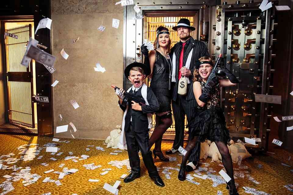 Пригласите гостей пережить эпоху с пышными костюмами и танцами