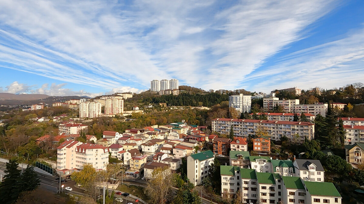 Вид из окон ЖК «У Дендрария» в сторону р-на Я.Фабрициуса в Сочи. В продаже квартира 45 кв.м по цене ниже рынка.