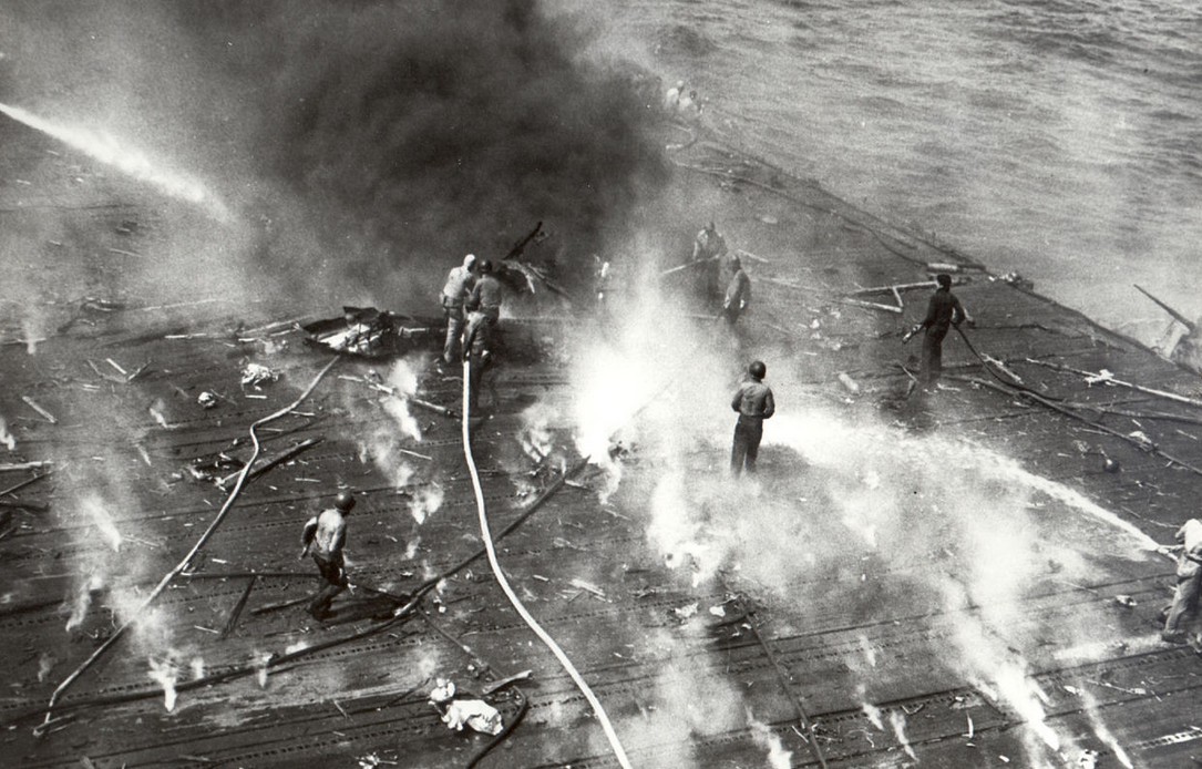 Пожар на авианосце- страшная опасность!