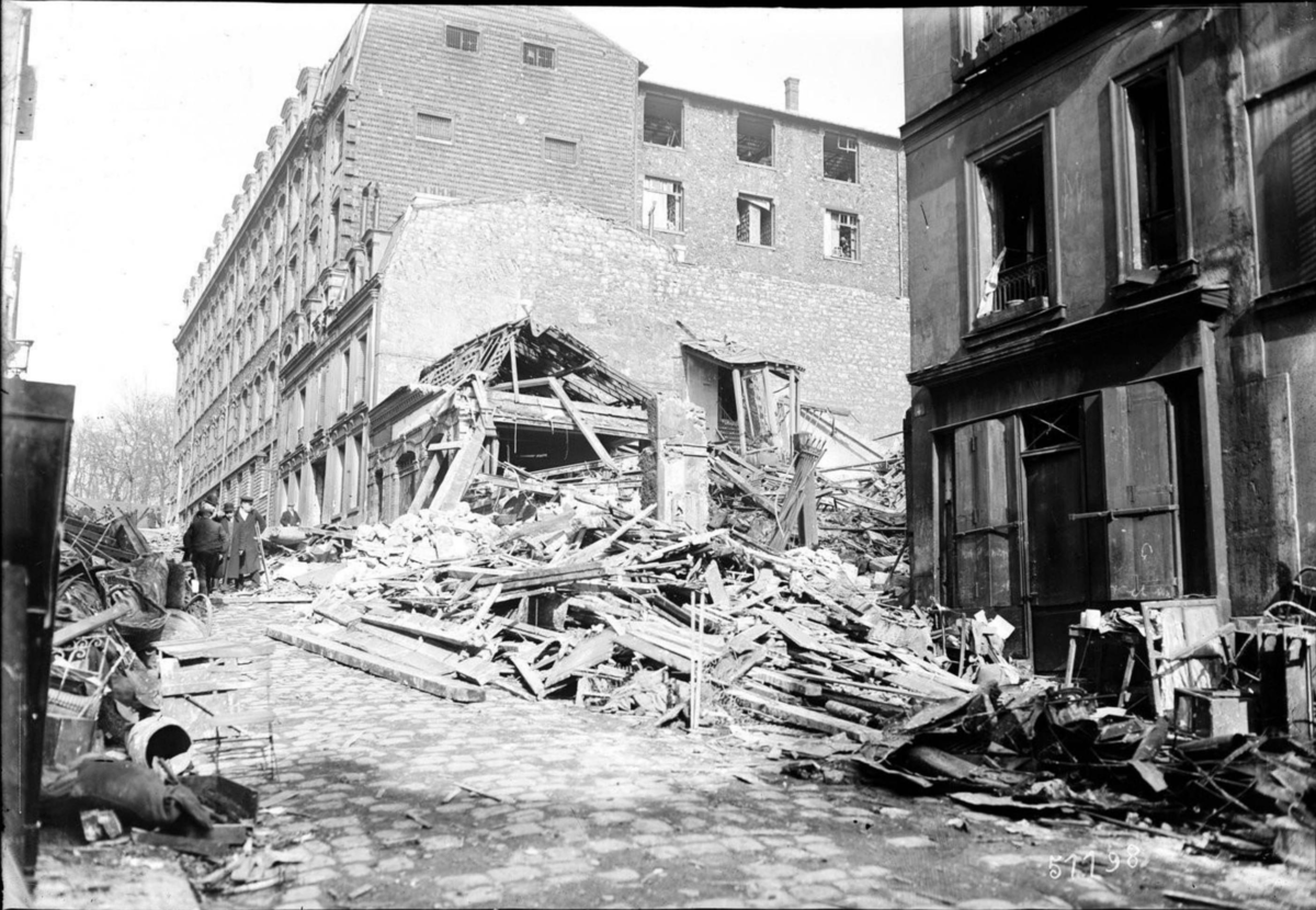 Париж после немецких бомбежек в марте 1918 года.