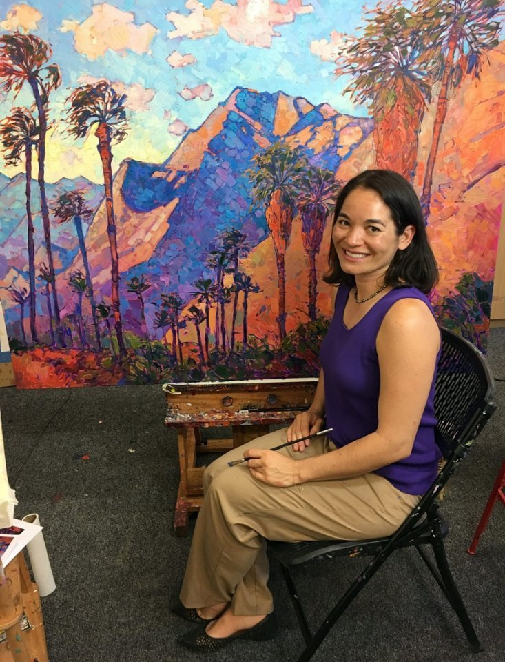 Эрин Хансон у одной из своих картин