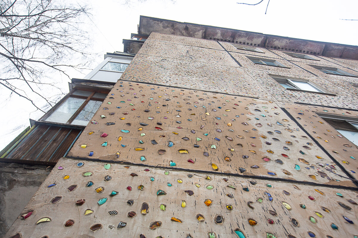 Самая необычная пятиэтажка Твери. Она выложена браком и отходами Конаковского фаянсового завода. Фото автора статьи (ещё 1 фото)