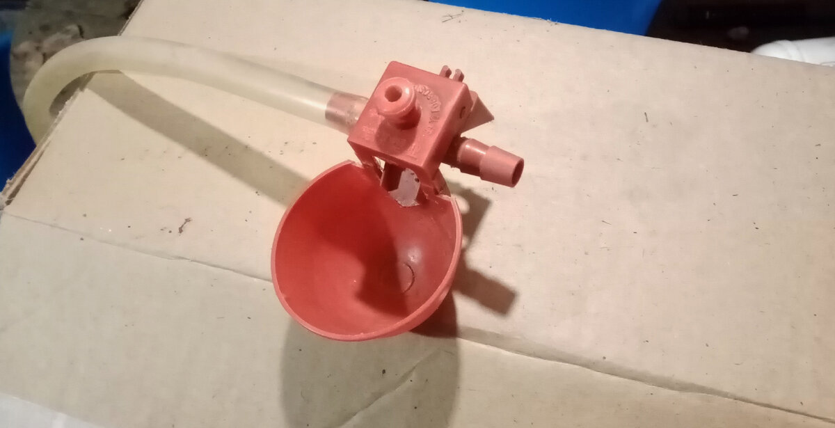 Чашечная поилка с ПВХ шлангом