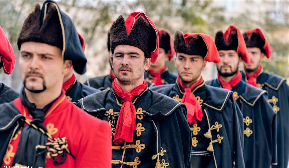 Хорватские солдаты в традиционной одежде с их классическими галстуками. Хорватия отмечает День галстука ежегодно 18 октября.