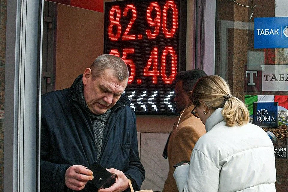 Обрушение рубля. Падение курса рубля. Рубль рухнул. Падение рубля фото. Падение курса рубля фото.