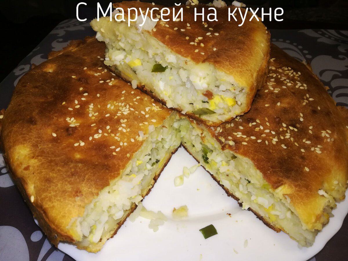 Заливной пирог с рисом яйцами и зеленым луком