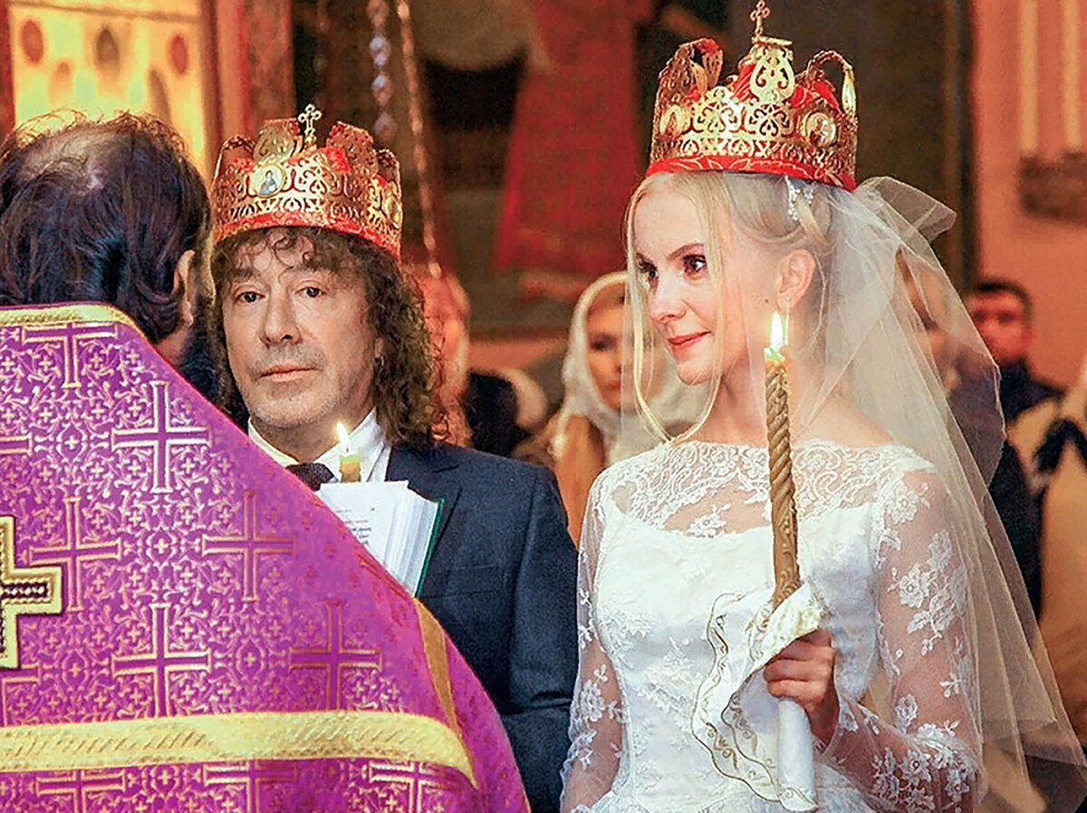 Нестареющий парень с гитарой, большой любитель женщин, певец и композитор Владимир Кузьмин дважды сочетался браком со своей очередной любовью.