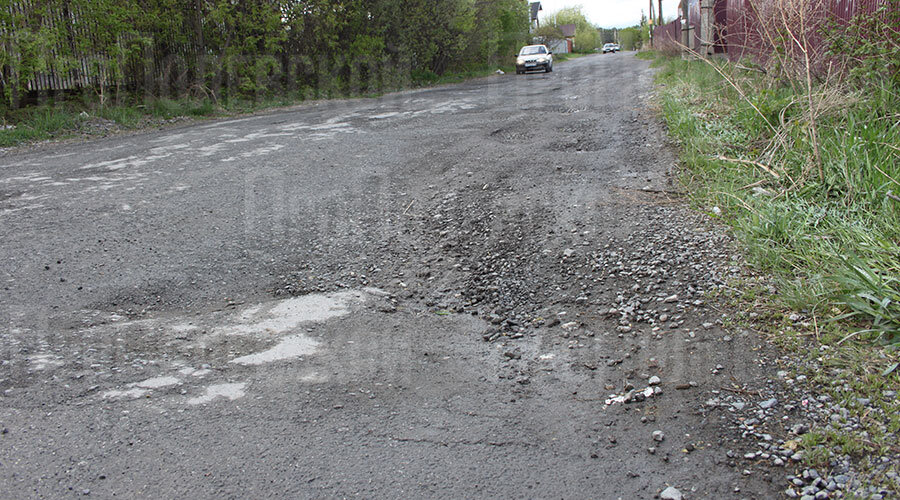 В этом году будет капитально отремонтирована автодорога по улице Максима Горького от переулка Больничный до улицы Листопрокатчиков. Сейчас большая часть этого отрезка – грунтовка