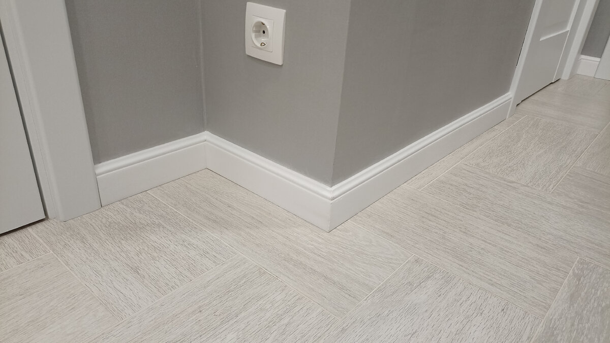 Плинтуса из дюрополимера в нашей новой квартире