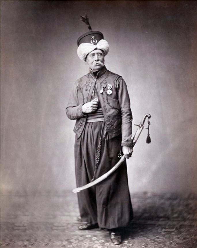 Месье Дюсель, мамлюк французской императорской гвардии с 1813 по 1815 год, был одним из последних выживших ветеранов армии Наполеона. Он показан здесь в парадной форме, 1858 год.
