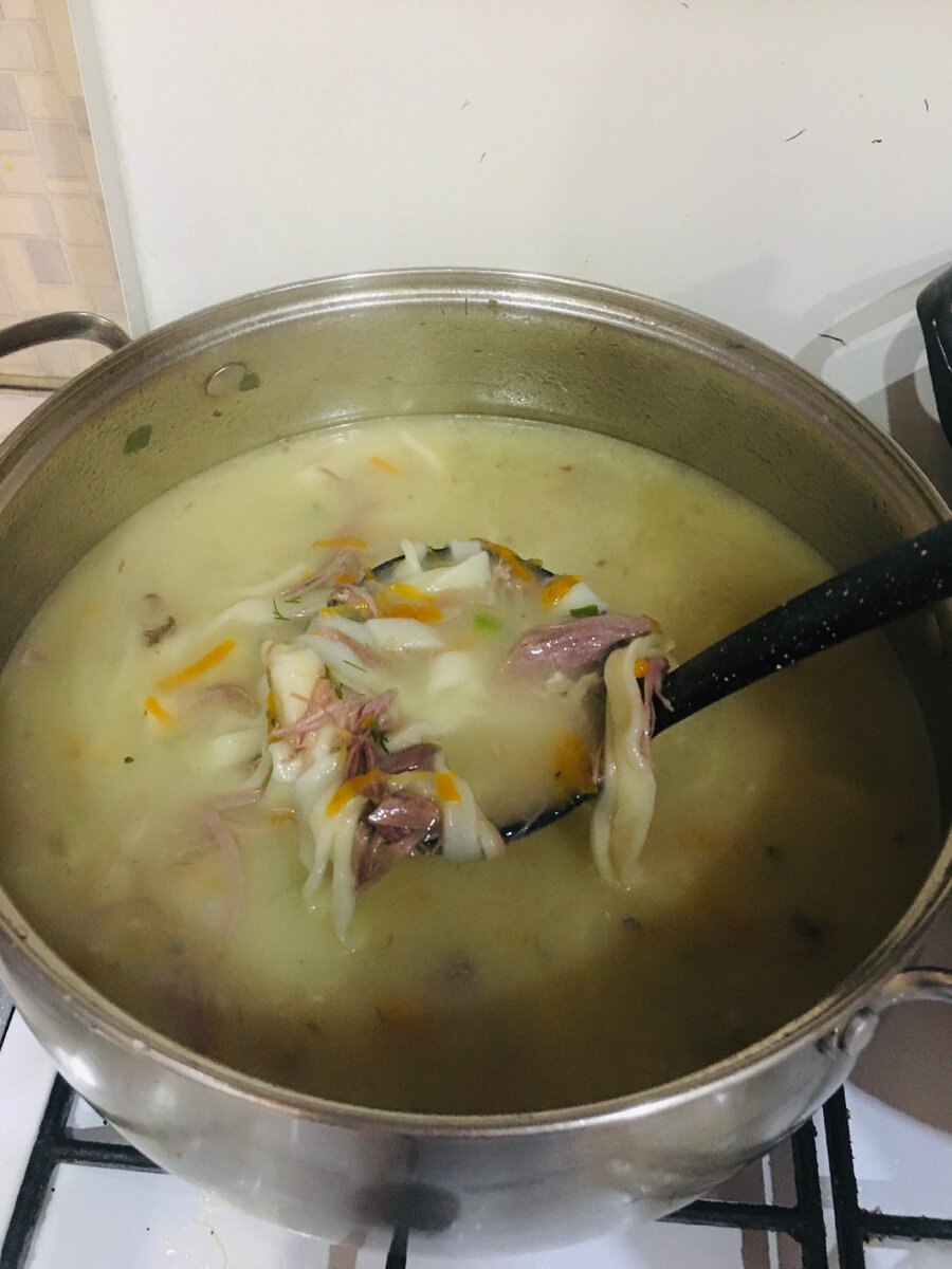 Лапшу добавляйте на глас. Не забывайте что она ещё и разбухает. Специи и зелень тоже на ваш вкус. Я просто добавил соли и специи. Лапшу лучше сделать самому, Так будет вкуснее. Приятного аппетита 😋 не забудьте подписаться ✍🏻 