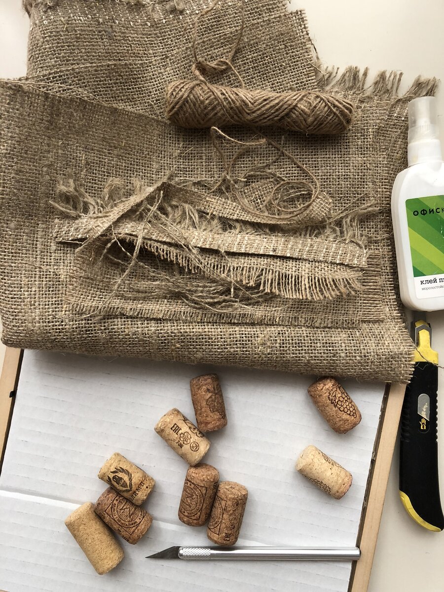 сделала себе картину на кухню из винных пробок, джутовой верёвки и мешковины.