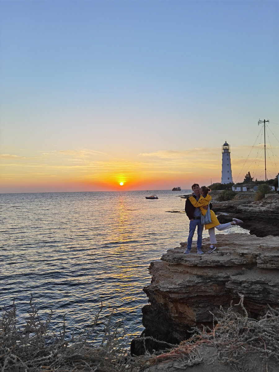 Маяк и мыс Тарханкут, вдали затонувшее судно