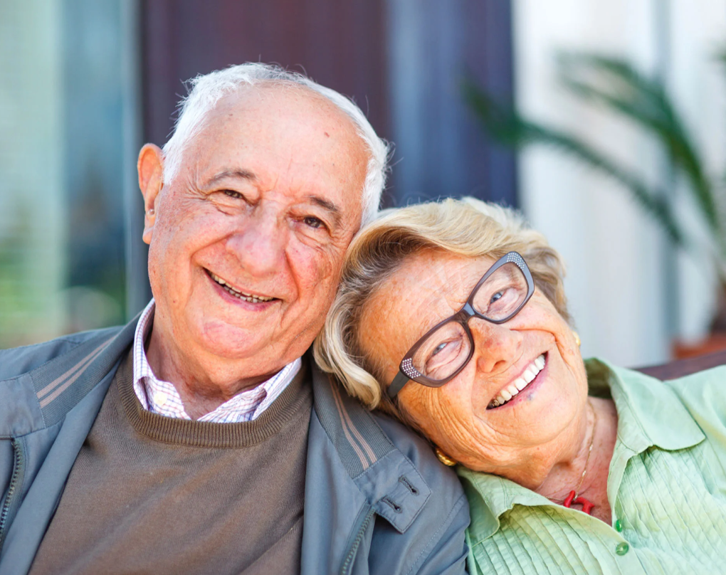 Старше 65 лет можно. Старик улыбается. Бабушка и дедушка. Бабушка и дедушка улыбаются. Счастливые пенсионеры.