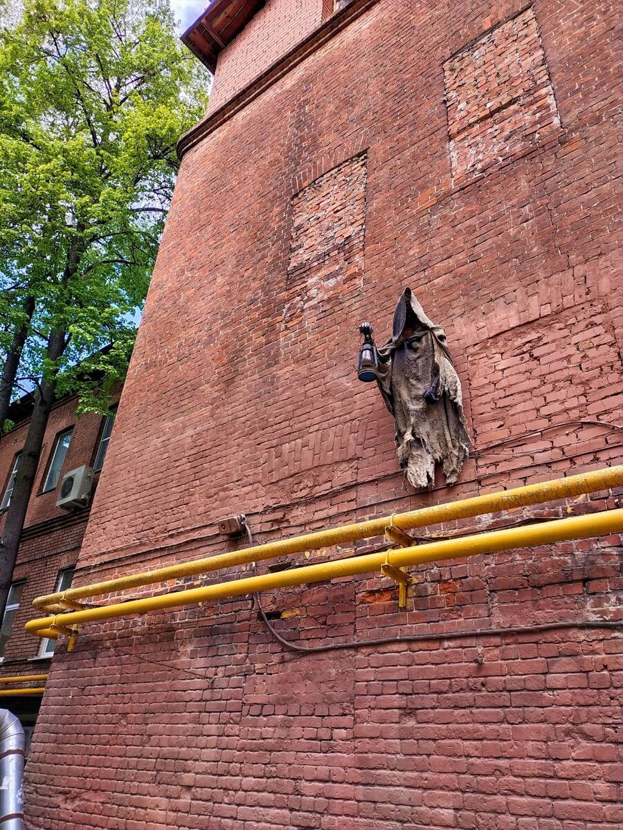 Интересно, что он здесь делает