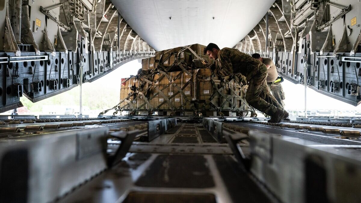    Погрузка боеприпасов для отправки на Украину на базе ВВС США Дувр© AP Photo / Alex Brandon