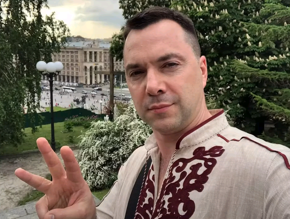 Аристович. Арестович в форме. Жена Арестовича. Арестович красит глаза.