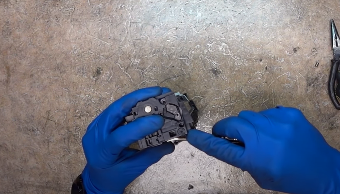 Фото 8. Ставим отвертку под крышку