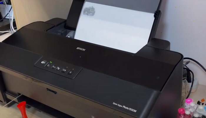 Фото 2. В струйном принтере Epson Stylus Photo 1500W установлены картриджи с текстильными пигментными DTF чернилами 