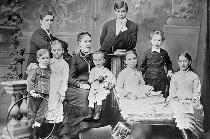 Костя Алексеев (стоит в центре) с семьей