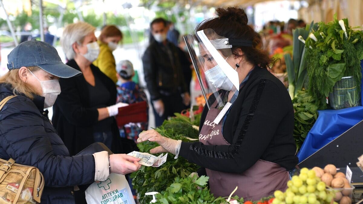    Посетительница и продавец на продовольственной ярмарке выходного дня © РИА Новости / Григорий Сысоев