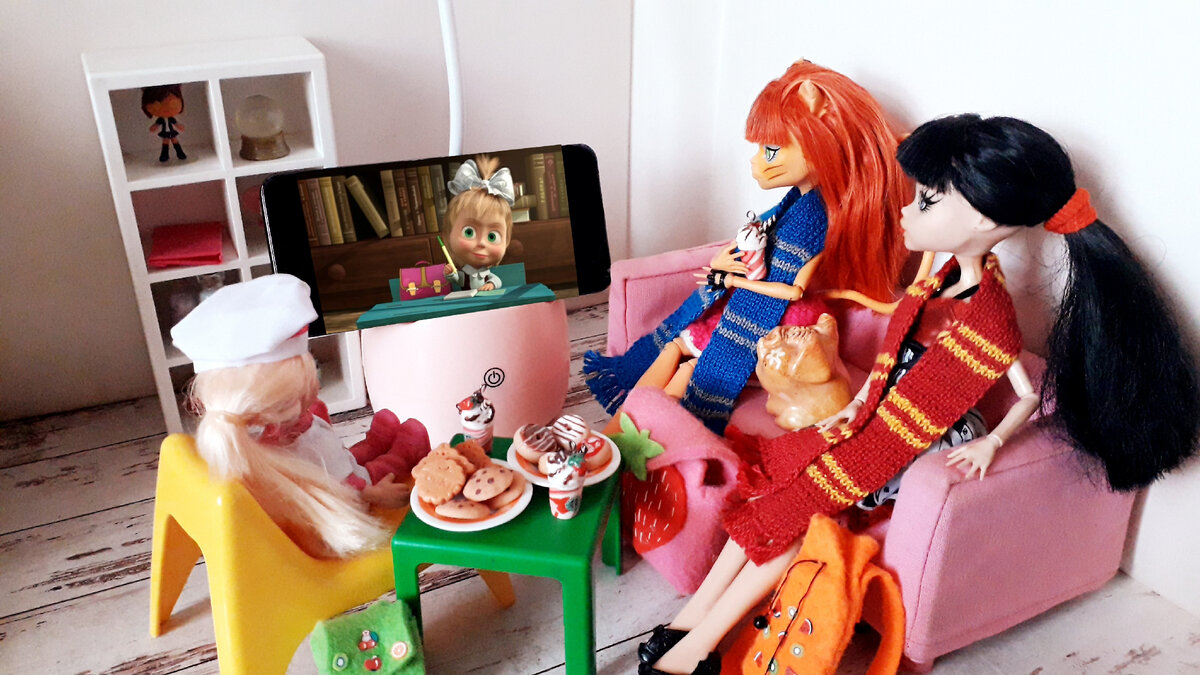 Смотрим мультфильм "Маша и медведь" - "И я как все хочу учиться!"