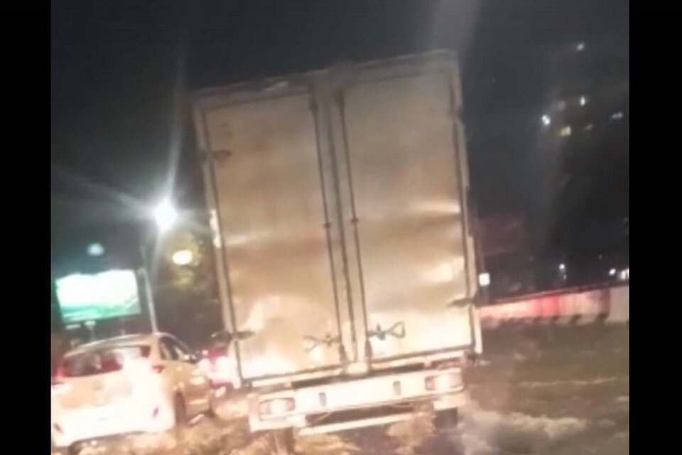    Из-за непогоды весь город был скован 9-балльными заторами. Фото: группа в VK Это Ростов - новости Ростова-на-Дону