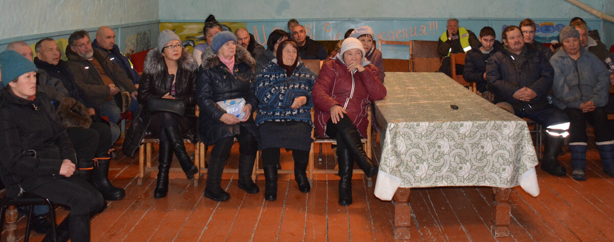 Жители села Майск в актовом зале сельской администрации