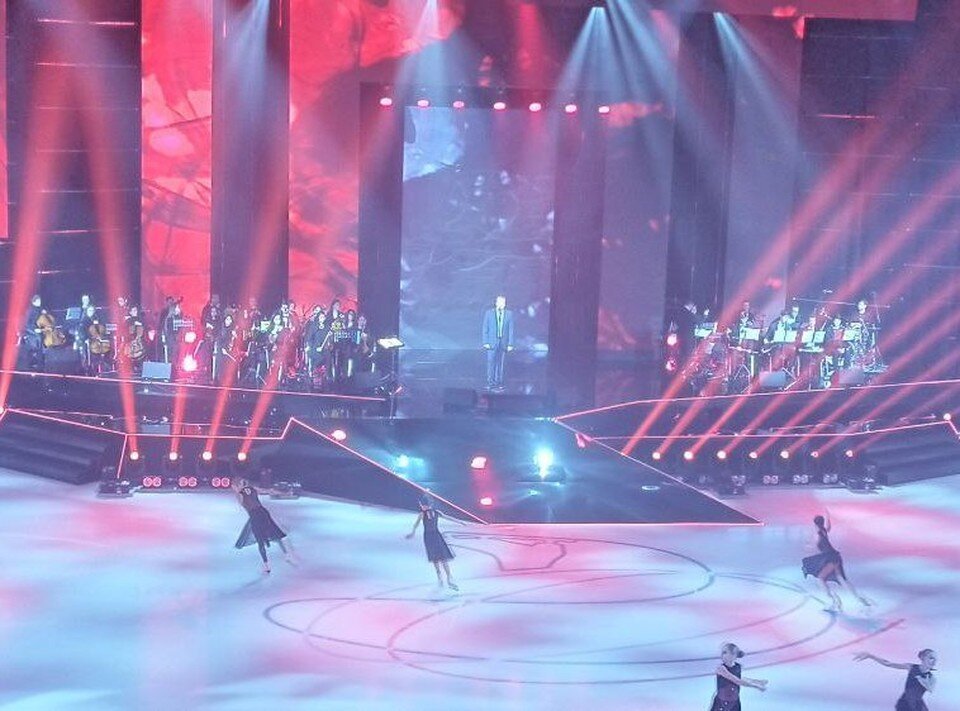     Началось шоу с песни про "Книжных детей"