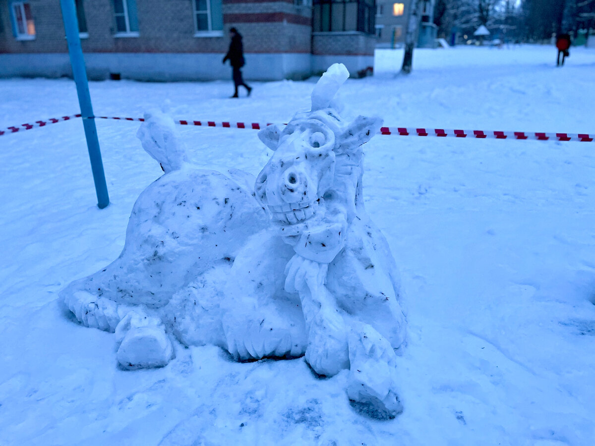 Снежная скульптура конек горбунок