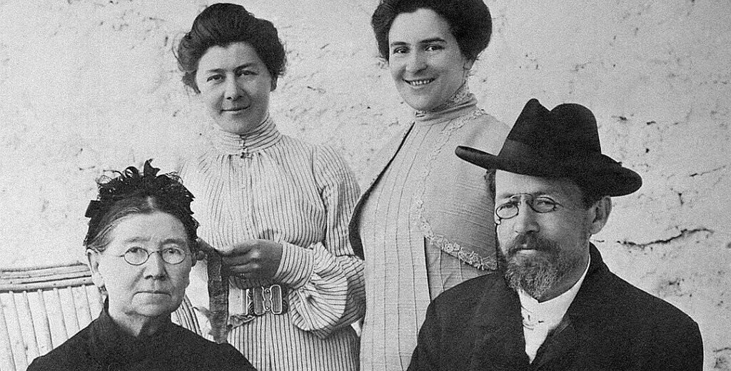 Евгения Яковлевна Чехова с детьми