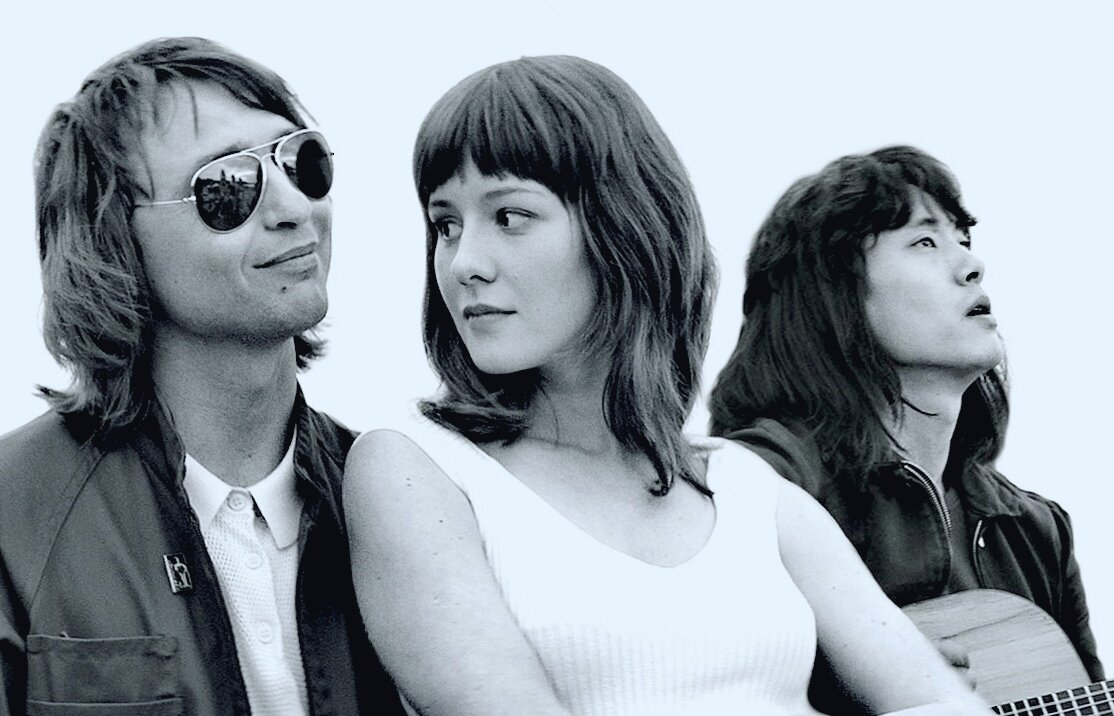 Рома Зверь в роли Майка Науменко, Ирина Старшенбаум в роли его жены Натальи.