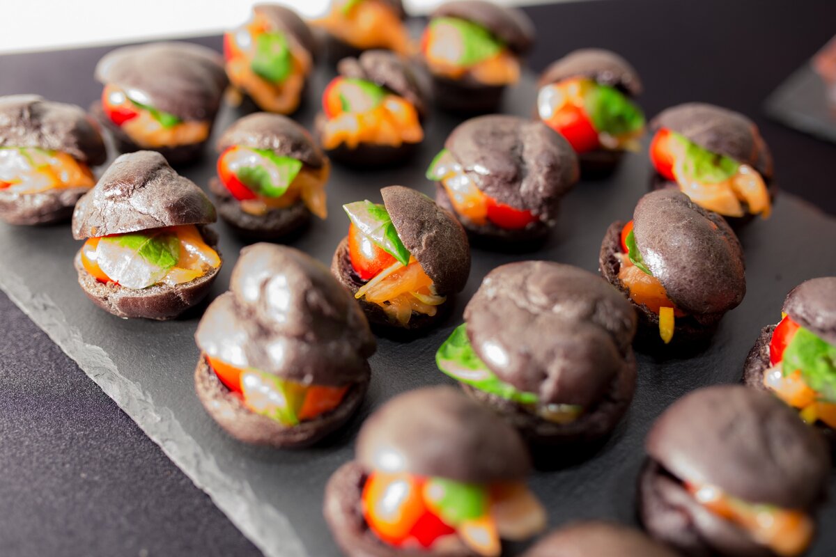 Черный профитроль с лососем в апельсине. Фотография с мероприятия Хангри Вульф Кейтеринг