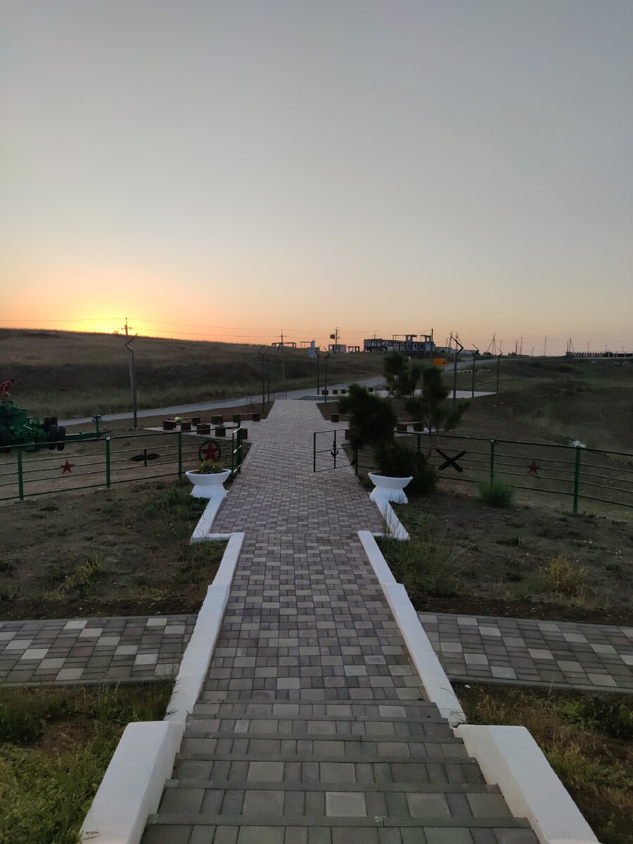 Вид со стороны памятника 