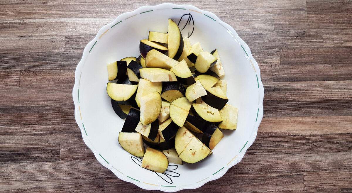 Режем баклажаны на кусочки