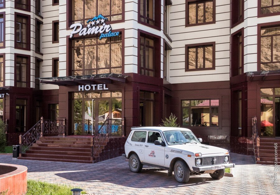 Белка у входа в "Pamir Palace Hotel"