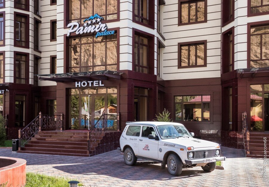 Белка у входа в "Pamir Palace Hotel"