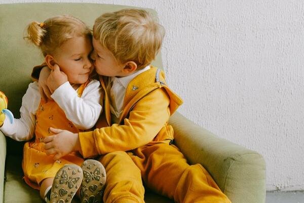 игра я знаю пять. я знаю пять имен. правила дружбы для дошкольников. дети играют. рисунок играющих детей в детском саду.