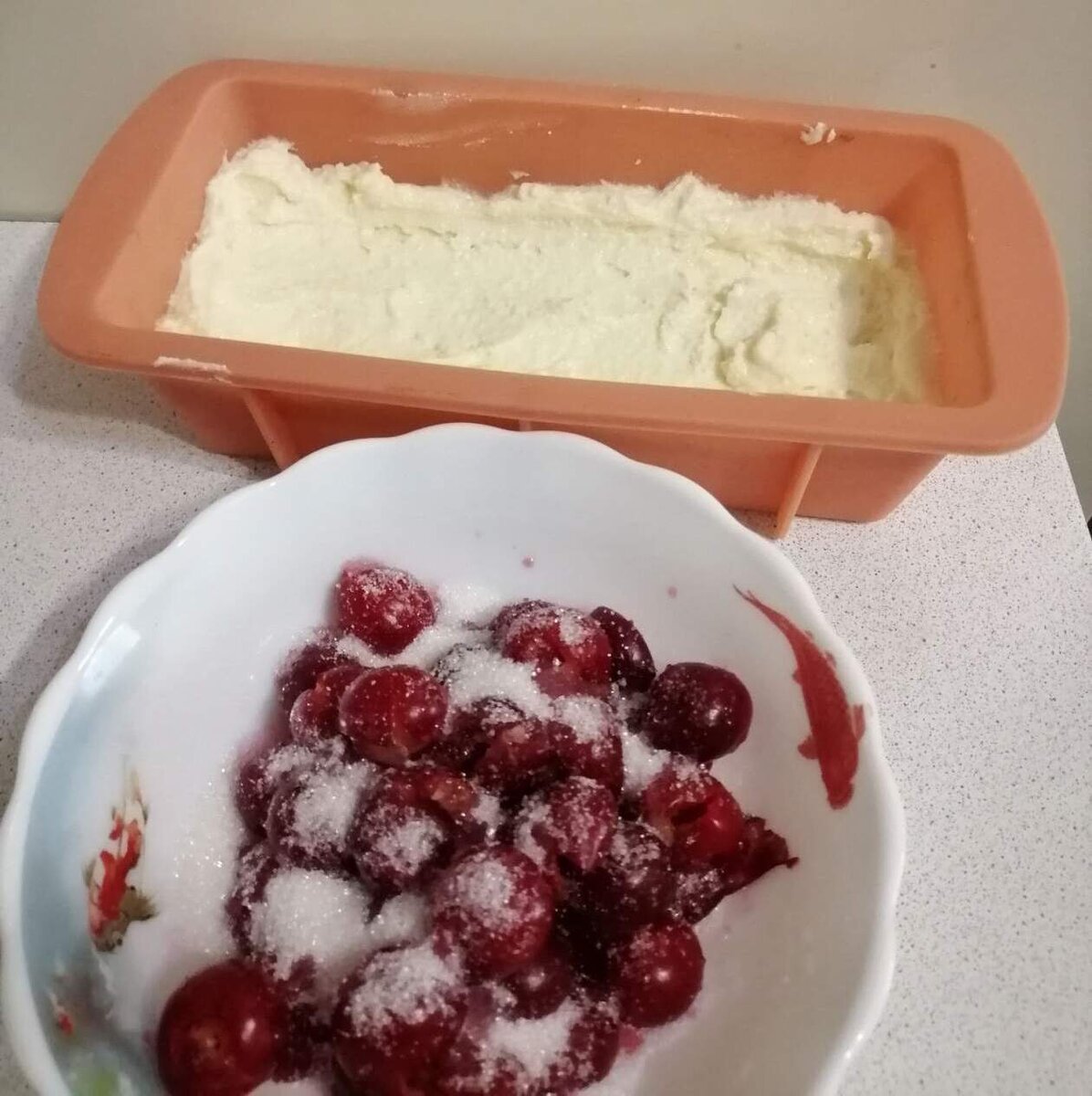 Вишенку с сахаром и кукурузным крахмалом смешать для начинки