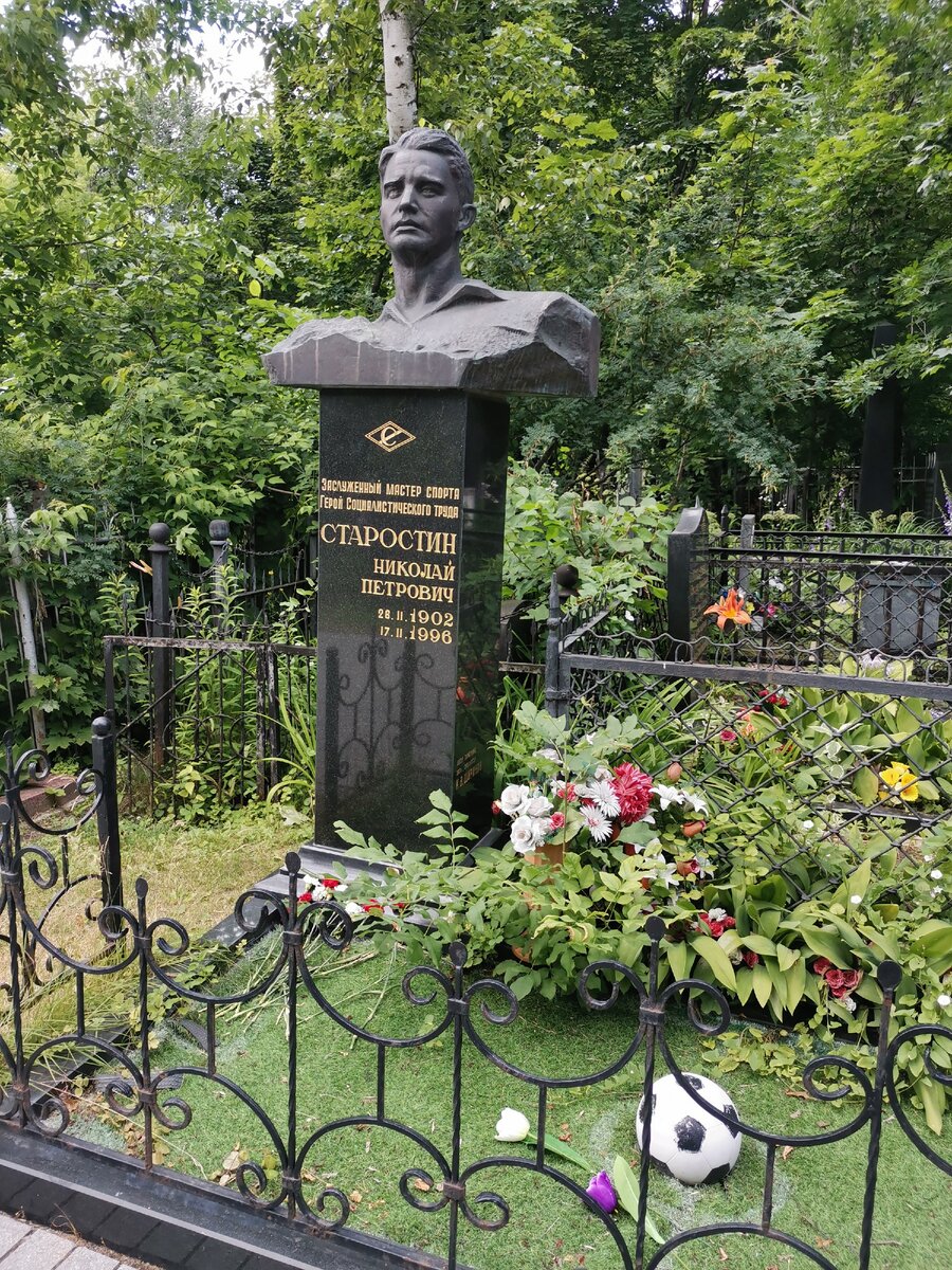Могила Виталия Соломина на Ваганьковском кладбище