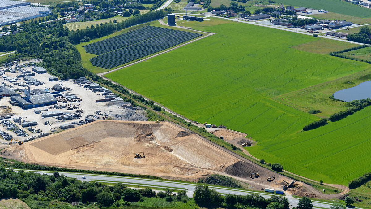 Установки солнечного отопления в Войенс, Дания. Фото с сайта https://ramboll.com/projects/re/south-jutland-stores-the-suns-heat-in-the-worlds-largest-pit-heat-storage