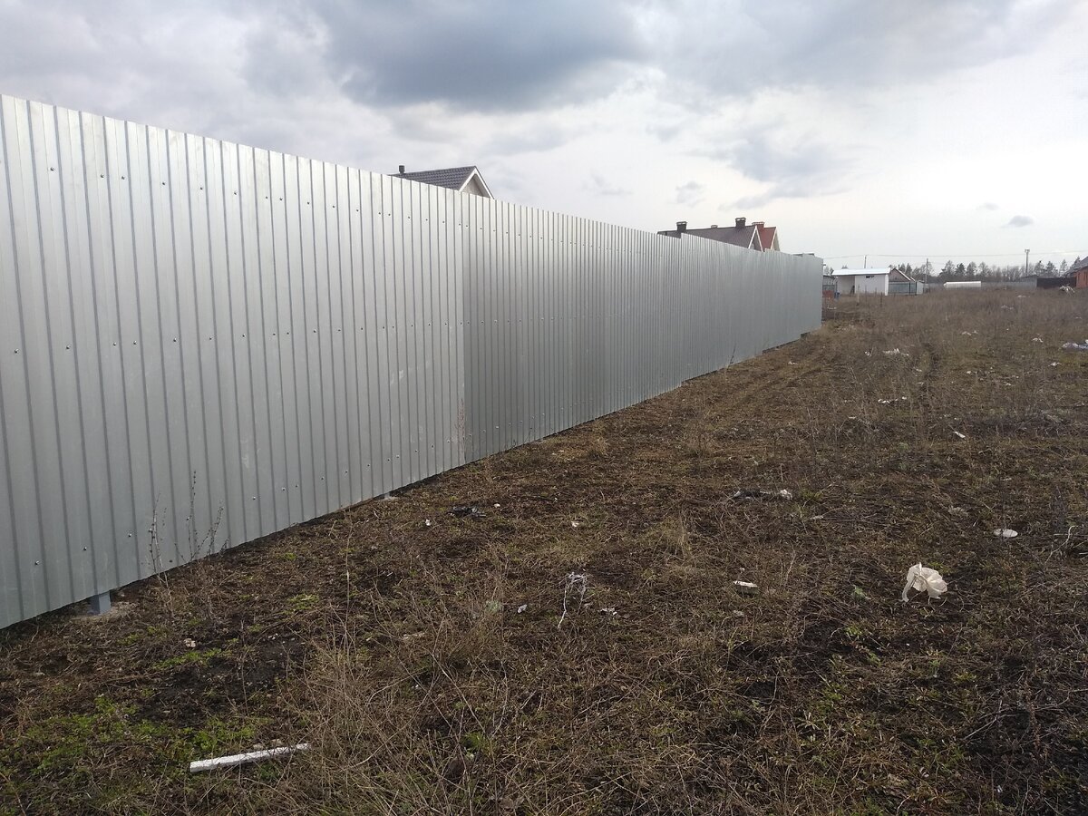 Первым делом мы поставили забор - глухой и высокий. @Горбунов Сергей Канал Самостройщика.