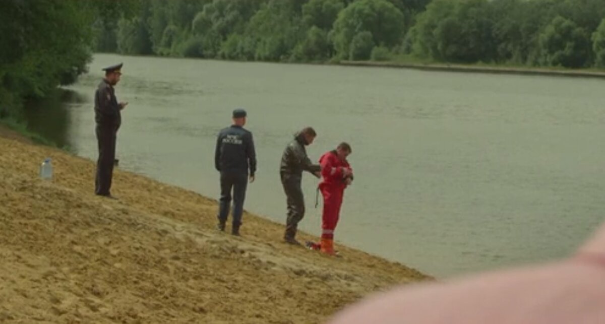 Но до них на пляже кто-то утонул...