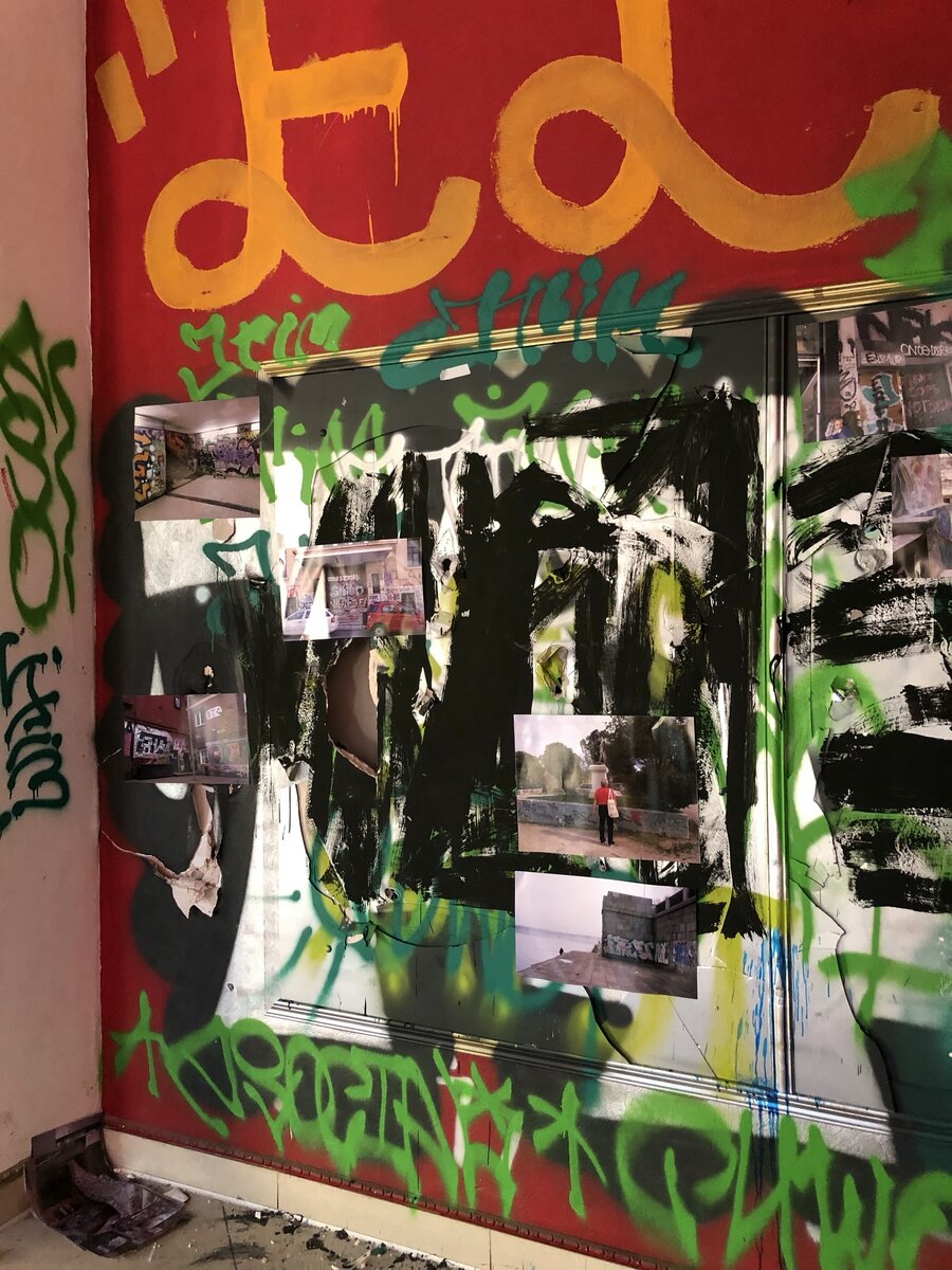 Арт-выставка андеграундных фотографий на втором этаже