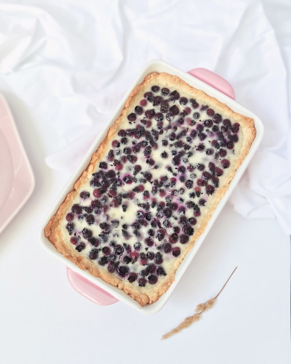 Ловите самый простой и вкусный рецепт 
⠀ 
Тесто:
⠀ Мука - 230 гр.
⠀ Сахар - 100 гр.
⠀ Сливочное масло - 100 гр.
⠀ Яйцо - 1 шт.
⠀ Щепотка соли
⠀ 
Начинка:
⠀ Ягоды, у меня голубика - 200 гр.
⠀ Сметана 15% - 250 гр.
⠀ Сахар - 100 гр.
⠀ Яйцо - 1 шт.
⠀ 
⠀ 1. В емкости смешайте муку, сахар и соль
⠀ 2. Добавьте нарезанное кубиками холодное сливочное масло и разотрите руками в крошку 
⠀ 3. Введите 1 яйцо и замесите тесто руками до однородной консистенции 
⠀ 4. В подготовленную форму выложите тесто и руками сформируйте основу пирога с бортиками
⠀ 5. Отправьте основу в разогретую до 170 градусов духовку, примерно на 15 минут 
⠀ 6. Приготовим начинку, смешайте сметану с сахаром и яйцом, перемешайте блендером 
⠀ 7. Достаньте основу из духовки, выложите ягоды и залейте сметанной начинкой
⠀ 8. Отправьте в духовку ещё на 20 минут, пока начинка не загустеет
