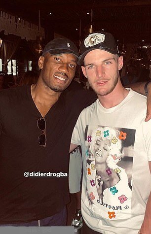 Бывший нападающий "Челси" Дидье Дрогба позировал для фотографии с Декланом Райсом