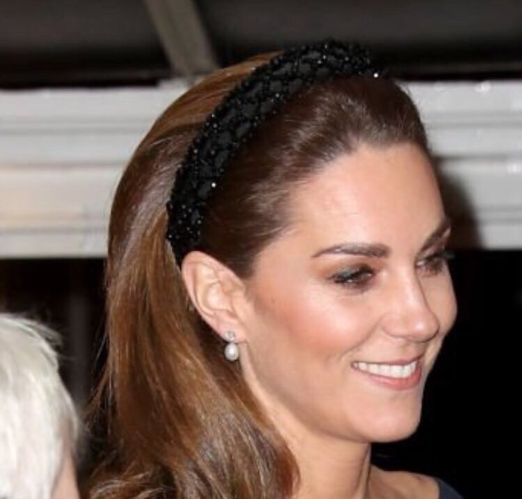 Черный со стразиками)) 